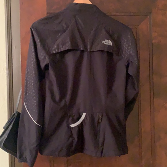 The north face front zip with two front pockets and functional back pocket. - Picture 4 of 6